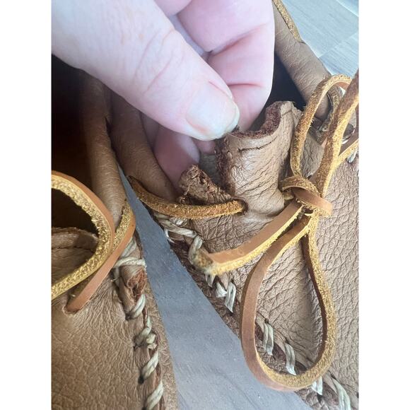 Minnetonka Women's Tan Moccasins Slippers Shoes NWOT With Minor Tear Size 8.5 - Picture 8 of 9